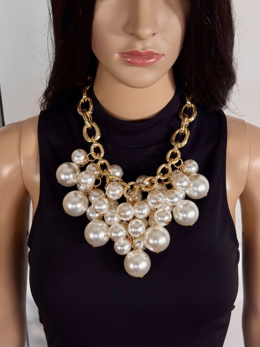 CLUSTERED CHUNKY PEARL WOMEN'S STATEMENT NECKLACE ON GOLD CHAIN LINKS - Picture 3 of 10